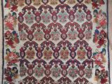 un ancien tapis persan à motif floral