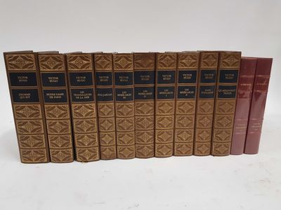 un lot de six livres posés sur une surface blanche
