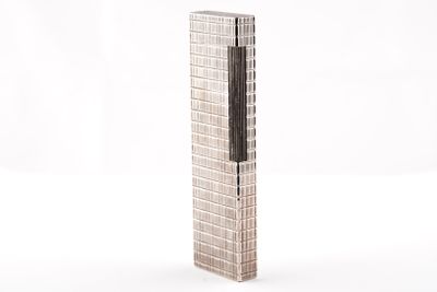 un objet métallique qui ressemble à un grand immeuble
