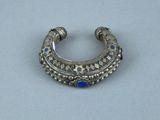 un gros plan d'une bague en argent sertie d'une pierre bleue