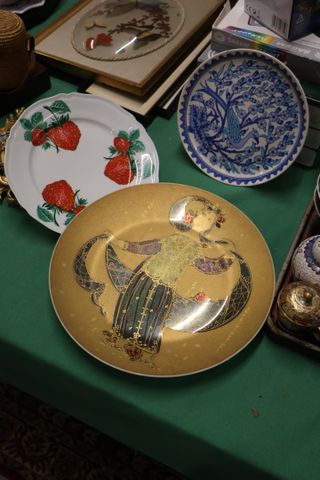 BJORN WIINBLAD (1918-2006) pour Rosenthal. Plat rond en porcelain...