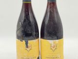 deux bouteilles de vin posées l'une à côté de l'autre sur une table