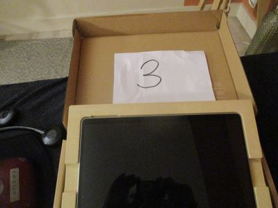 une boîte contenant une tablette sur laquelle est inscrit un numéro