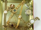 de nombreux modèles de montres dans un plateau en métal