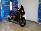 un motocycle garé à l'intérieur d'un bâtiment