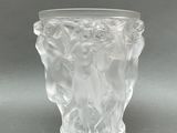 un vase en verre avec un motif sur une table