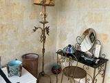 une table avec un miroir et une lampe dans une pièce