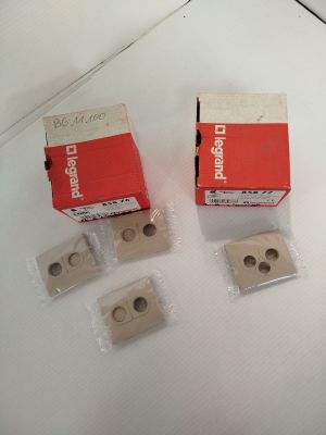 deux boîtes de ruban adhésif rouge et blanc posées sur une table