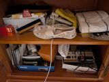 une armoire en bois sur laquelle sont posés plusieurs livres