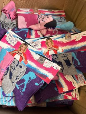 de nombreuses paires de chaussettes rangées dans une boîte en carton