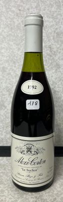 une bouteille de vin posée sur une table