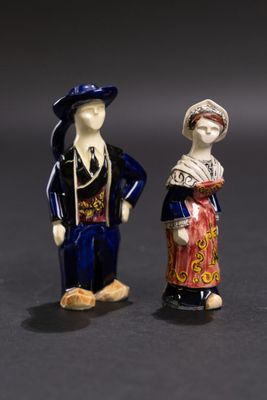 deux figurines d'un homme et d'une femme debout l'un à côté de l'autre