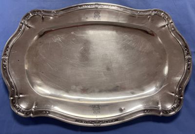 une assiette en argent antique avec un motif décoratif