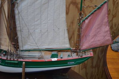 une maquette de voilier posée sur une table en bois