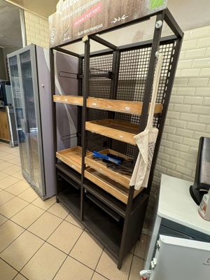 une étagère avec des tablettes et un réfrigérateur dans une cuisine