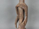 gros plan d'une statue représentant une personne coiffée d'un chapeau