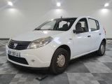 la photo d'une petite voiture blanche garée dans un garage