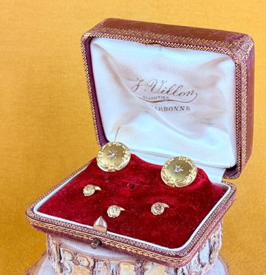 a box that has a pair of earrings in it