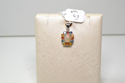 une image représentant un collier orné de pierres multicolores suspendues à sa chaîne