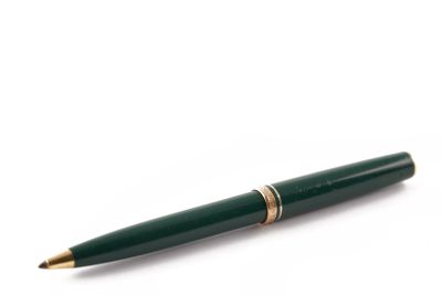 le stylo est vert et comporte des finitions dorées