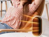 une femme assise sur une chaise, un casque sur les oreilles