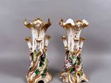 paire de vases anciens en porcelaine décorés de fleurs et de feuilles