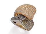 une bague en or et diamants blancs, ornée de deux rangées de diamants
