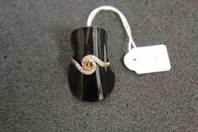 une bague posée sur une table, à côté d'une étiquette