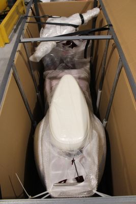 des toilettes au milieu d'un carton emballé dans du plastique