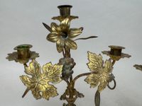 Paire de flambeaux en laiton doré et ciselé à trois feux de … (photo 2)