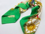 foulard en soie vert et blanc, orné d'un motif doré et blanc