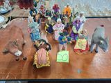 de nombreuses figurines posées sur une table