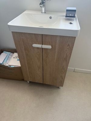 une salle de bain avec un lavabo et un miroir