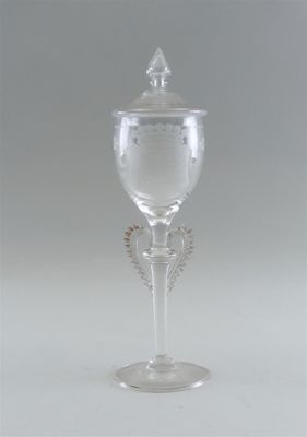 un verre en verre avec un couvercle posé sur une table