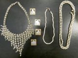 plusieurs bijoux, dont un collier, un bracelet et une broche