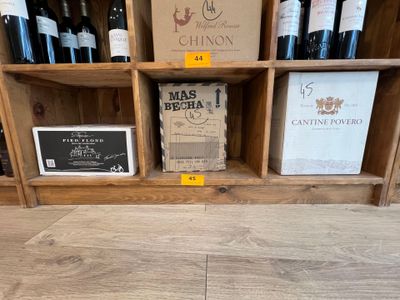 Des bouteilles de vin sont exposées dans un caviste.