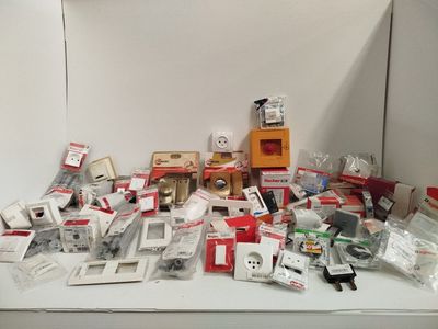 un grand nombre d'objets posés sur une table
