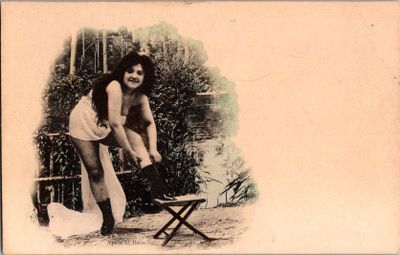 une vieille photo d'une femme debout à côté d'une chaise