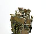 une sculpture représentant un bâtiment, réalisée en bois et posée sur une table
