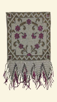 une image représentant un tapis orné de franges et de fleurs