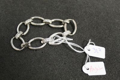 un bracelet à chaîne en argent orné de pendentifs
