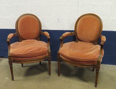 paire de chaises anciennes de style français, recouvertes de velours orange