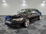L'Audi S8 berline est garée dans une grande pièce