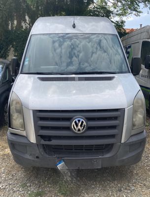 une camionnette garée sur un parking à côté d'autres véhicules