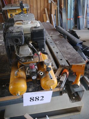une machine posée sur une table dans une pièce