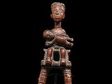 une image représentant une statue en bois d'une femme tenant un bébé dans ses bras