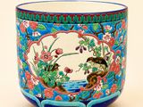 un bol bleu et blanc orné d'un oiseau et de fleurs