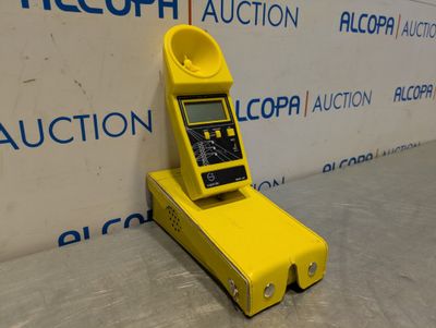 une photo d'un téléphone jaune posé sur un socle jaune