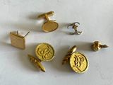 de nombreux modèles différents de boutons de manchette et d'anneaux de manchette en or