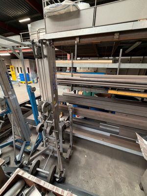 une machine qui travaille sur une pièce de métal